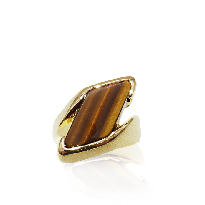 "Golden Shield" Gents Ring, gold tiger eye =24.6x13x4.4mm modified triangle, 18KYG =21.1 pennyweights. Item# KPY-GTE-1224.