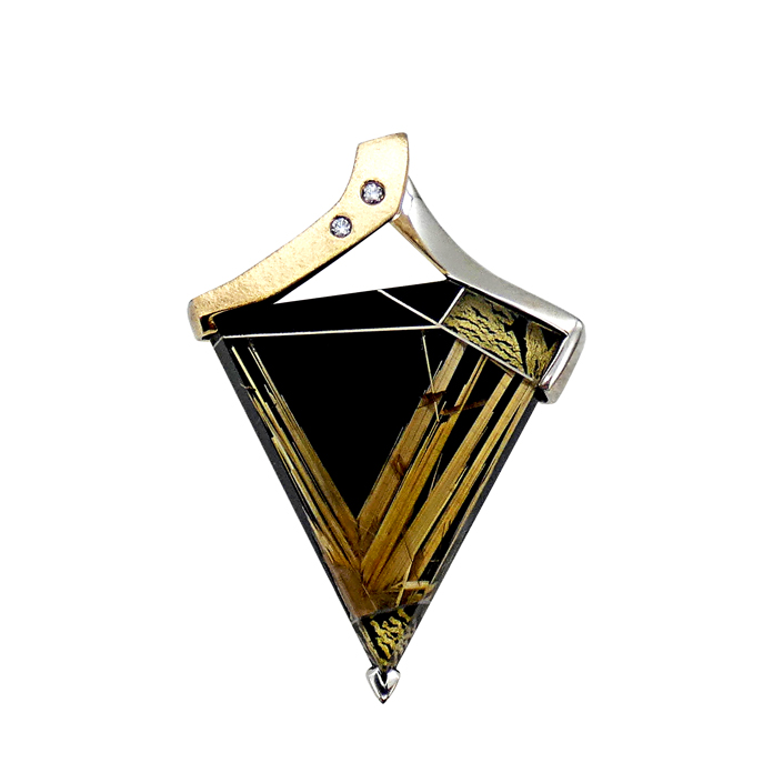 Hercules – Designer: Grace Koorey Stone Cutter/Stone: Steven Walters; Rutilated Quarts, Onyx, Titanium, 14KYG, Quartz. Metal: 14KYG = 15.8 dwt / SS =5 dwt. Item# CCJ-KPYSS-SW-D-2494